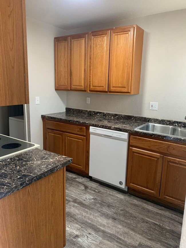 Building Photo - 1 Bedroom unit on Tampico for rent!