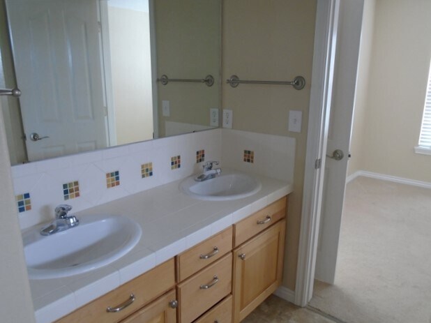 Building Photo - 3548 Maple Cir