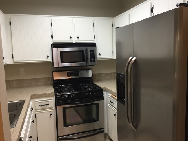 Building Photo - Charming Updated 2+2 lower unit in Sante F...