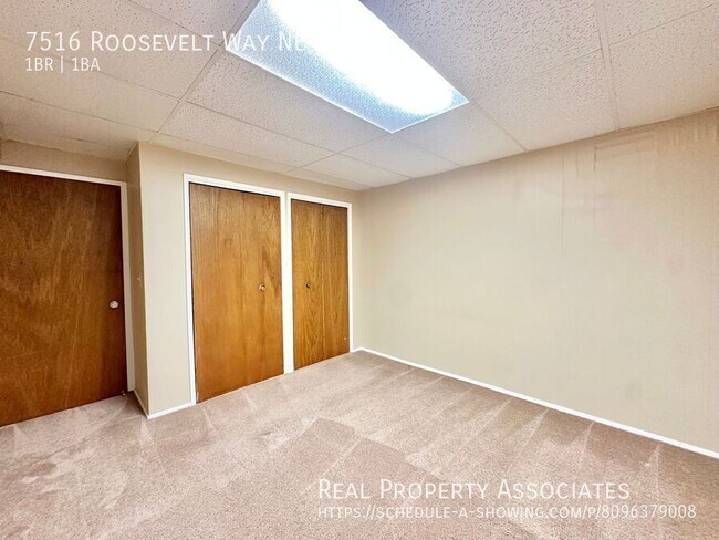 Building Photo - 7516 Roosevelt Way NE