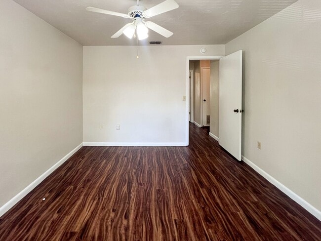 Building Photo - 2BR/1.5 Townhouse in Conveniently Located ...