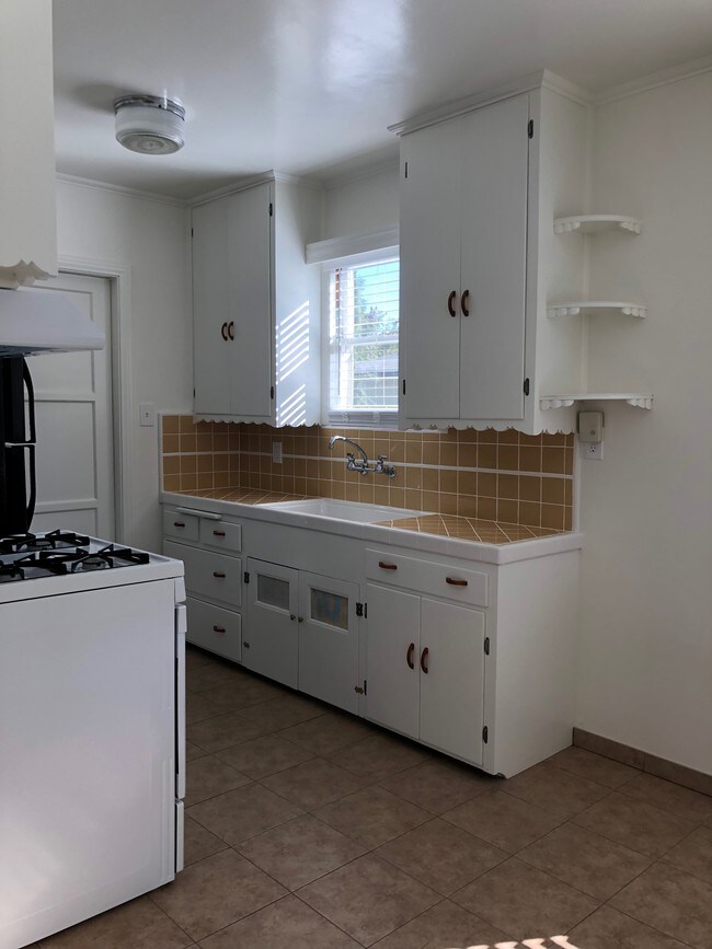 Building Photo - 316 N Bushnell Ave