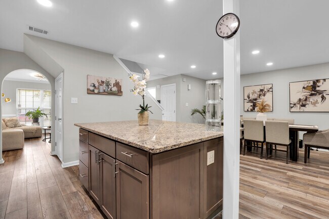 Building Photo - 136 Meadowside Ln