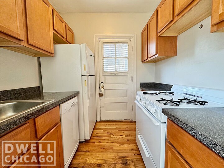 Building Photo - 3825 N Greenview Ave