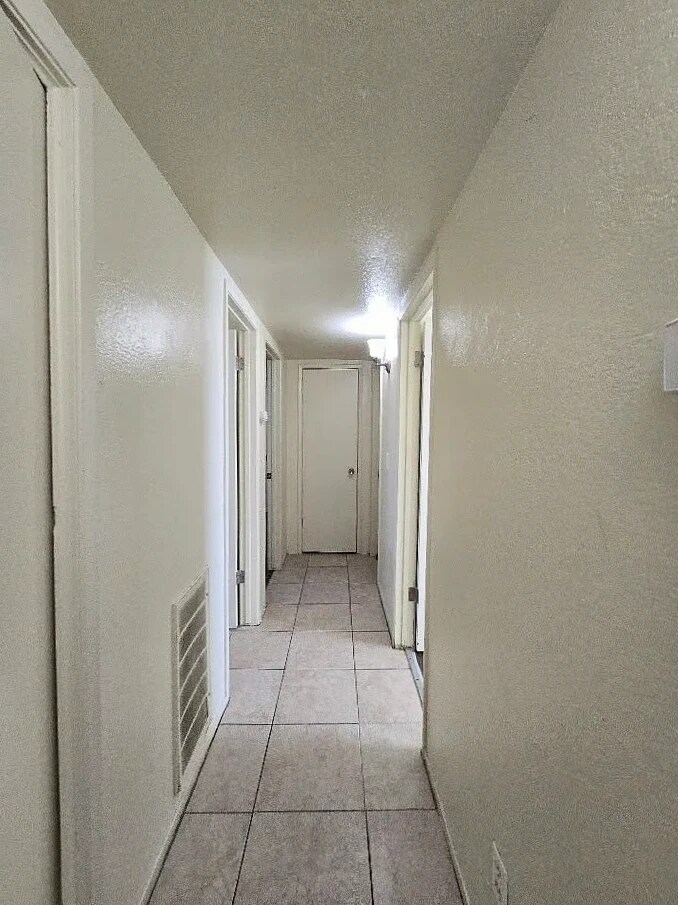 Building Photo - 2553 S Holloway Ave