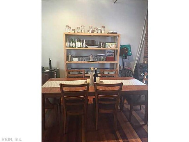 Building Photo - Gorgeous Loft At The Center Of It All Downtown!
