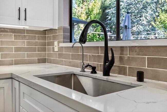 Building Photo - Charming 3-Bed / 2-Bath Retreat on Over an Acre in Sebastopol