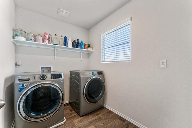 Building Photo - 3127 Keuka Pk Dr