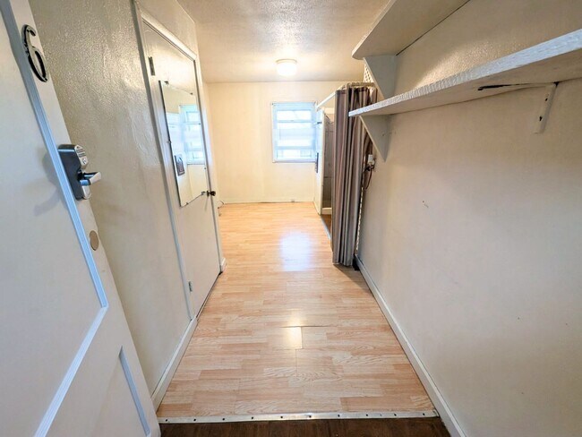 Building Photo - $300 – Affordable Studio Apartment with Hardwood-Style Floors in Muncie!