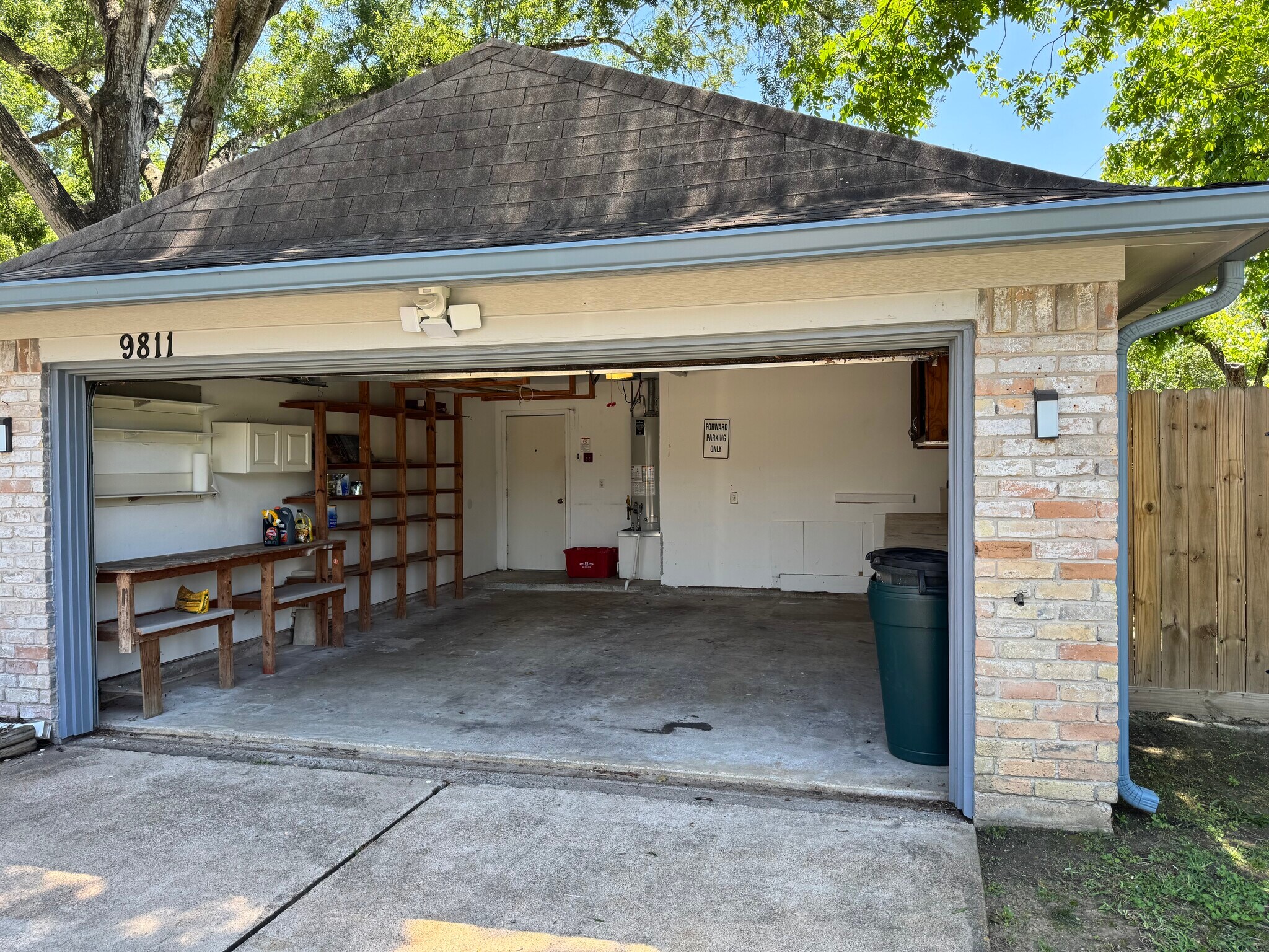 Building Photo - 9811 Charter Ridge Dr
