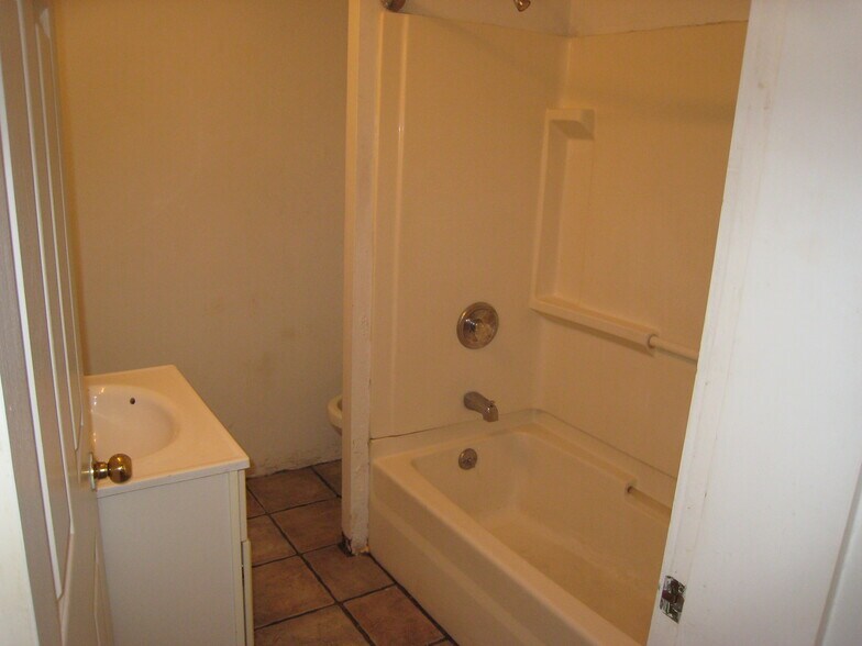 Building Photo - 54 Egmont St