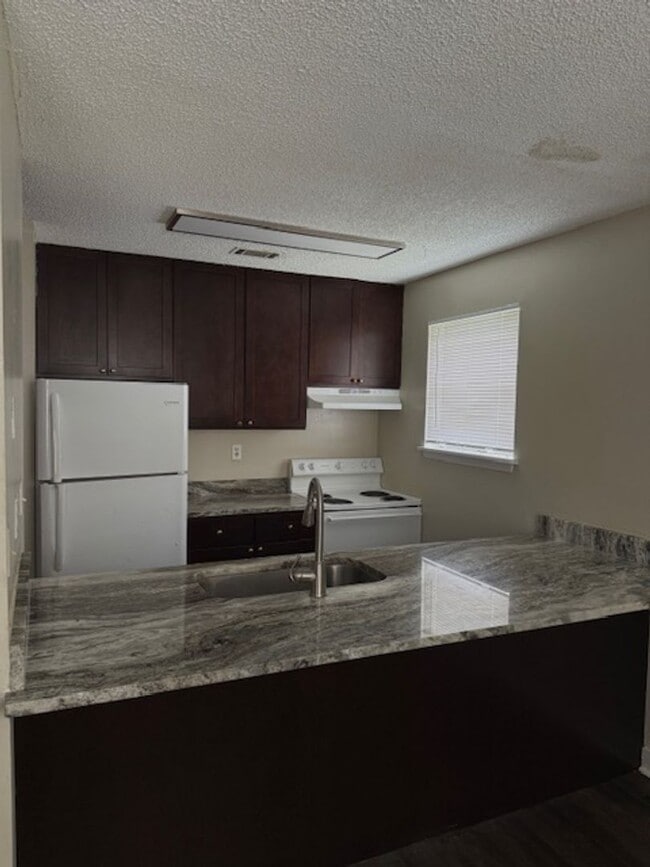 Building Photo - Downstairs unit available now