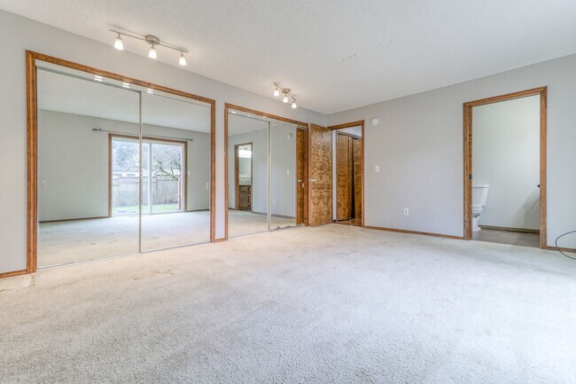 Building Photo - Custom 4BD Salmon Creek Home!