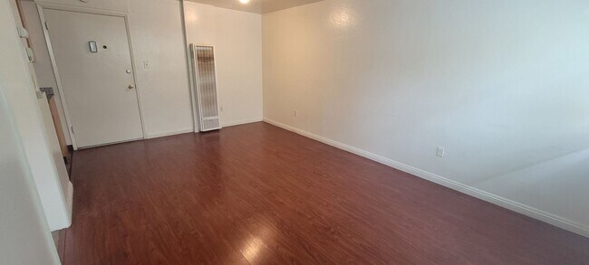 Building Photo - This is a great 1-bdr right in the heart o...