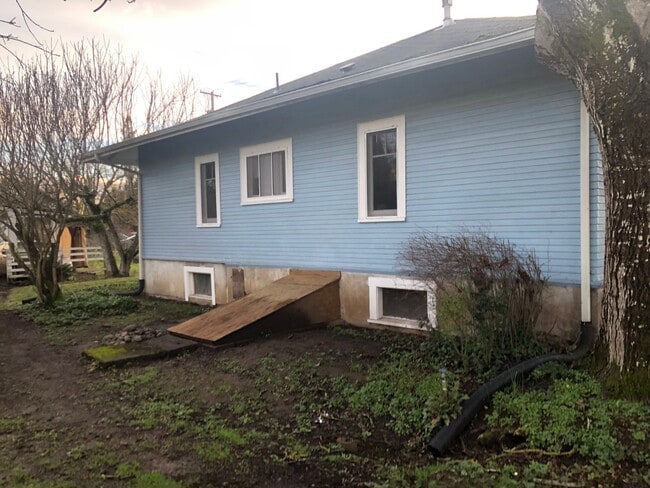 Building Photo - Large 4 bed/2 bath Farm House on River Rd. MOVE IN SPECIAL!