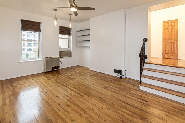 Building Photo - 264 9th St