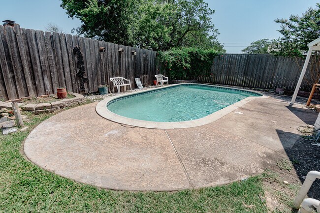 Building Photo - 2027 Lucerne Cir