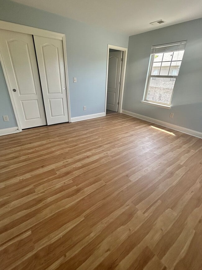 Building Photo - Two master suites - Super Location - Must See!