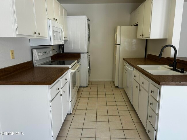 Building Photo - 2884 Instone Ct