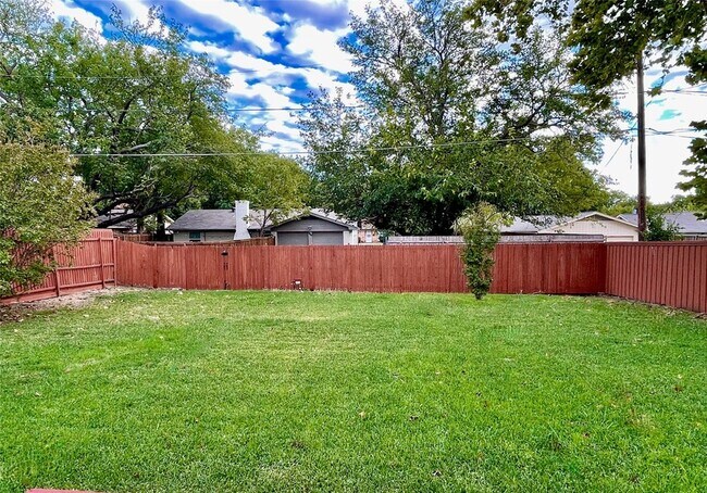 Building Photo - 1404 Meadowcrest Dr
