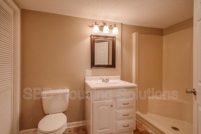 Building Photo - 208 SE Country Ln