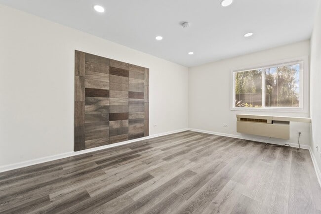 Building Photo - Lakeside Villas