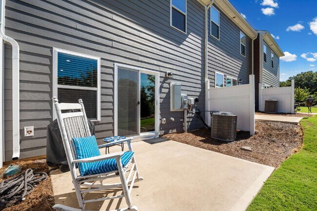Building Photo - "Charming 3-Bed Townhouse with Granite Touches & Garage in Concord!"