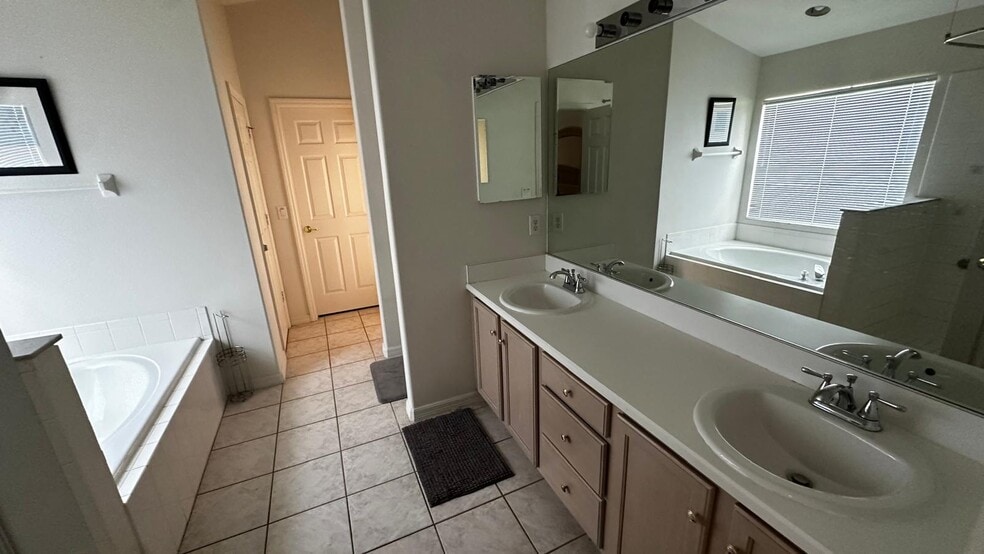 Bath 1 double sink - 2651 Oneida Loop