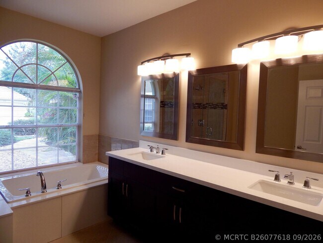 Building Photo - 10430 Buena Ventura Dr