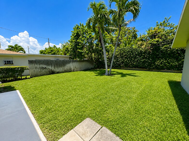 Building Photo - 1232 Cabana Rd