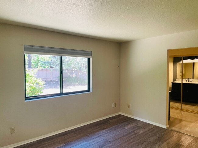 Building Photo - Single family home in the Village of Oak Creek