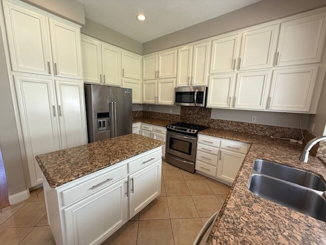 Building Photo - 4 bed / 2.5 bath plus large loft/family ro...