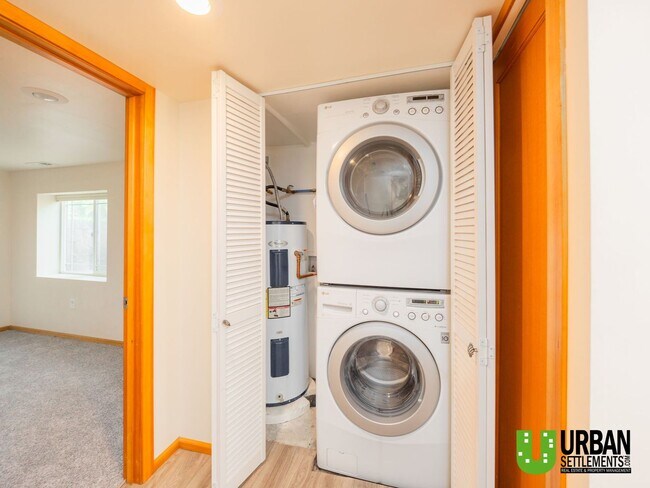 Building Photo - Charming 2 bed room 1.5 bathroom Cottage i...
