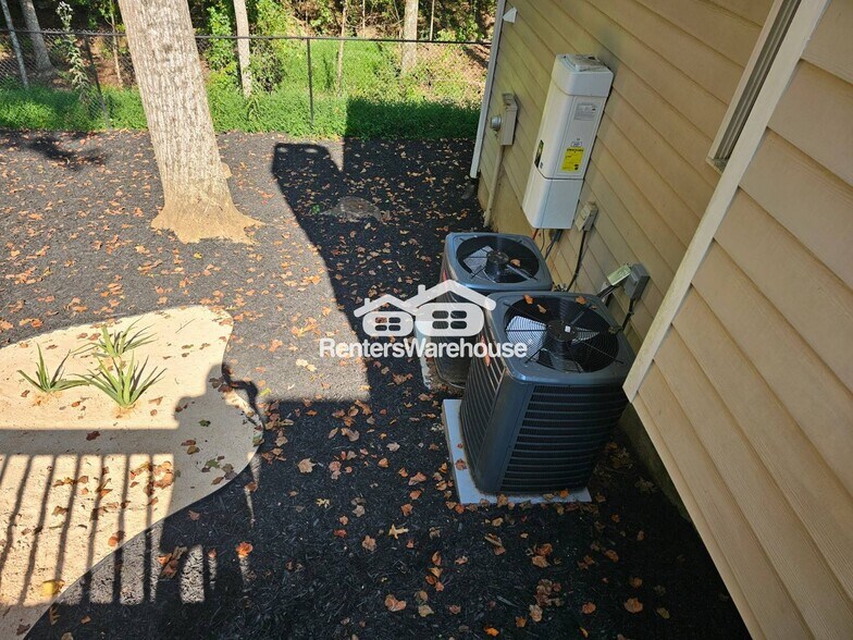 Building Photo - 2530 Wellsley Ln