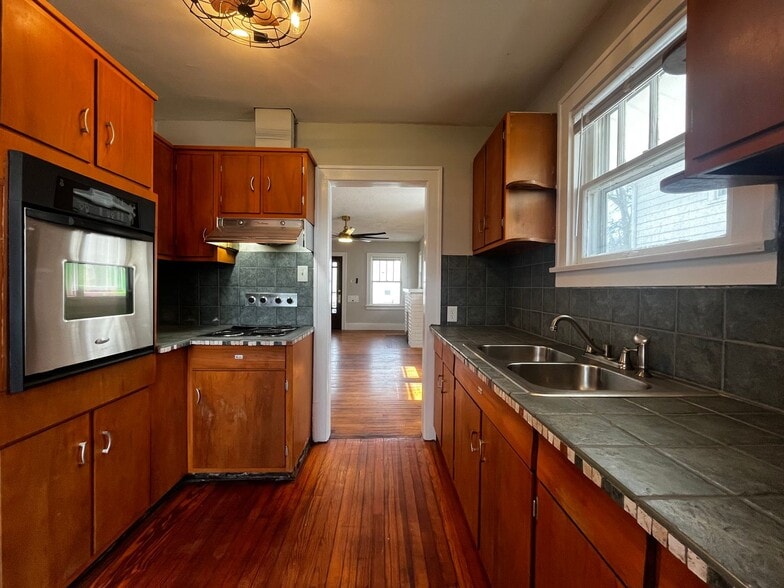 Building Photo - 1643 Hinton Dr