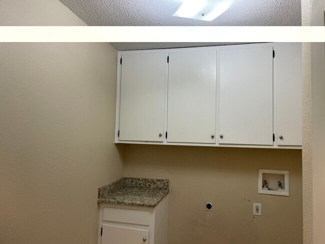 Building Photo - 3/2/2 plus bonus room WOISD