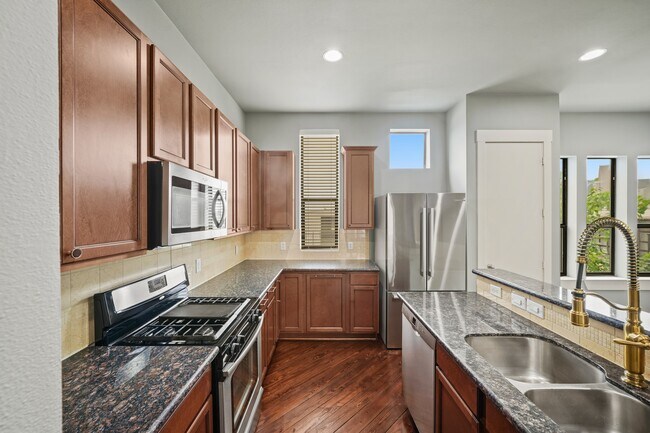 Building Photo - 1813 Dart St