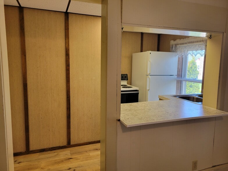 Building Photo - 204 E Broadway Ave