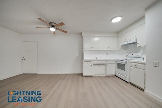 Building Photo - 700 Irolo St