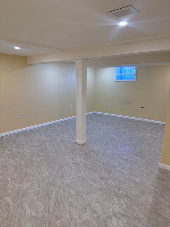 Building Photo - 21 Bellport Pl