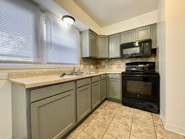 Building Photo - 4220 Curwood Ave SE