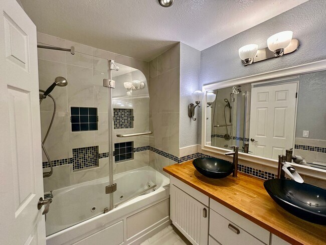 Building Photo - Updated Townhome in Pleasant Almaden Valley Community