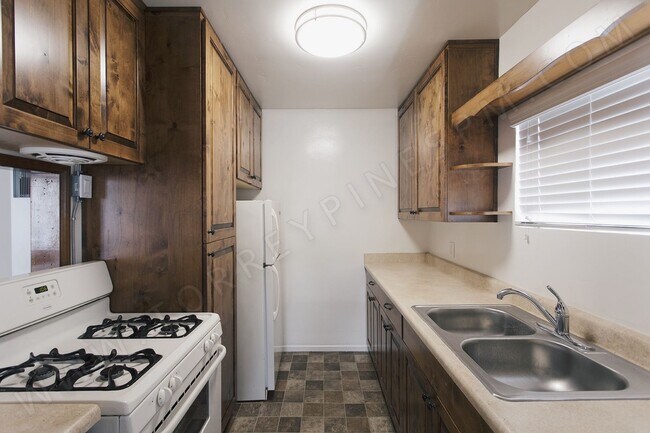 Building Photo - *OPEN HOUSE: 9/6 10-11AM* 1BR w/ Parking a...