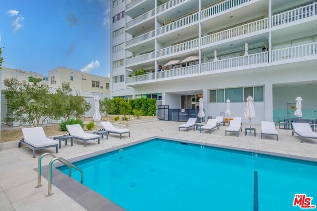 Building Photo - 999 N Doheny Dr
