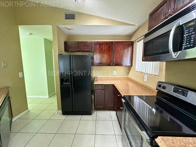Building Photo - Charming 2-Bed, 2-Bath Home with Fenced Yard in Miramar!