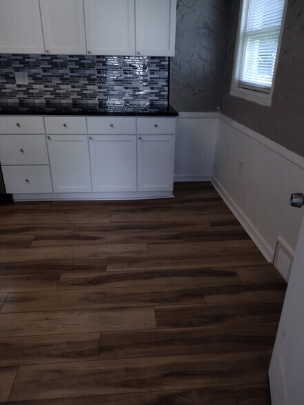 Building Photo - 507 E Archwood Ave
