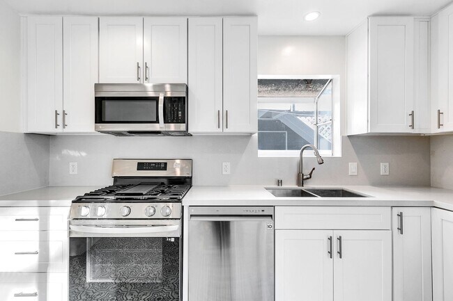 Building Photo - 12334 Moorpark St