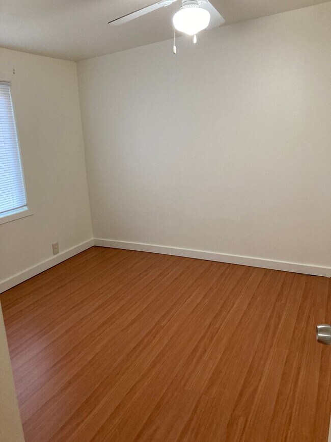 Building Photo - Cozy 4-Bedroom 1.5 Bath Gem with Fenced Ya...