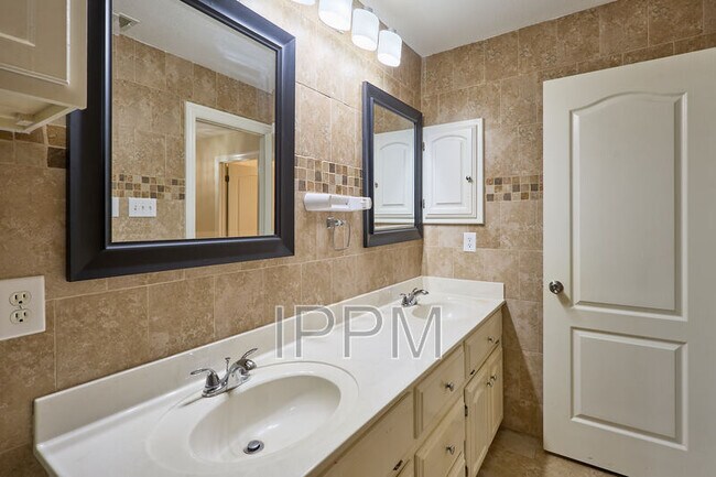 Building Photo - 2609 Thomas Ln