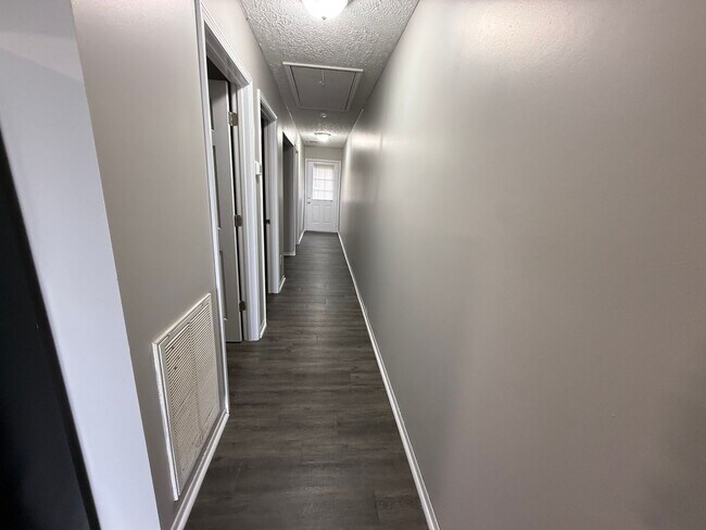 Building Photo - Cozy 2 Bedroom Garden Apartment